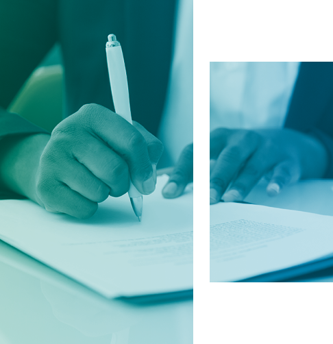 Une femme écrit sur une feuille de papier. 