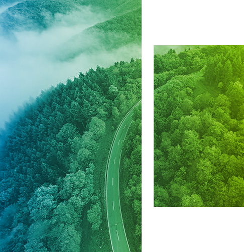 Vue aérienne d’une route serpentant une forêt montagneuse. 
