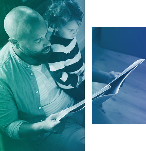 Un homme lit un livre à son enfant.