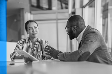 Gros plan sur les graphiques des cours boursiers sur un écran d’ordinateur.