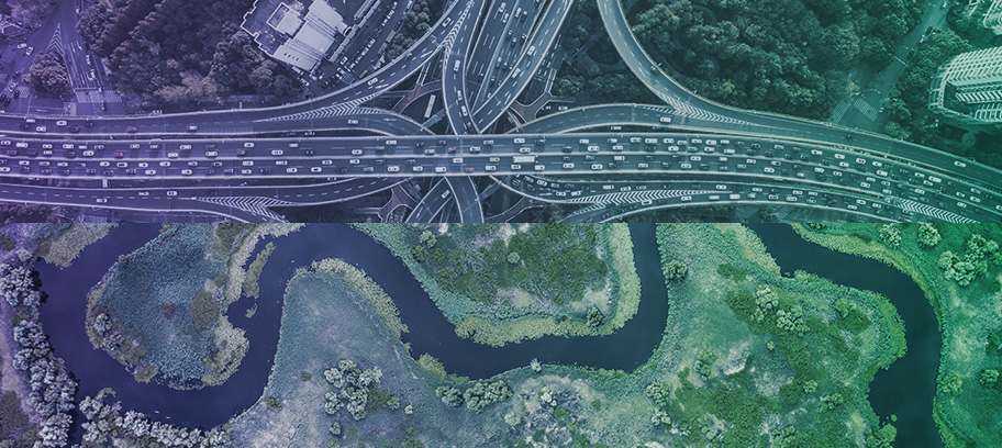 Vue aérienne du réseau routier très fréquenté combiné à une rivière sinueuse. 